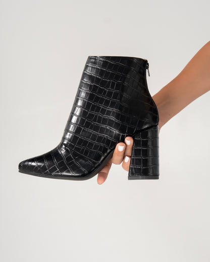 Sara Negro Animal Print