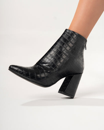 Sara Negro Animal Print