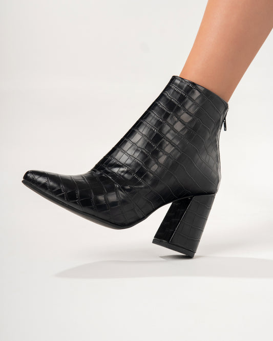 Sara Negro Animal Print